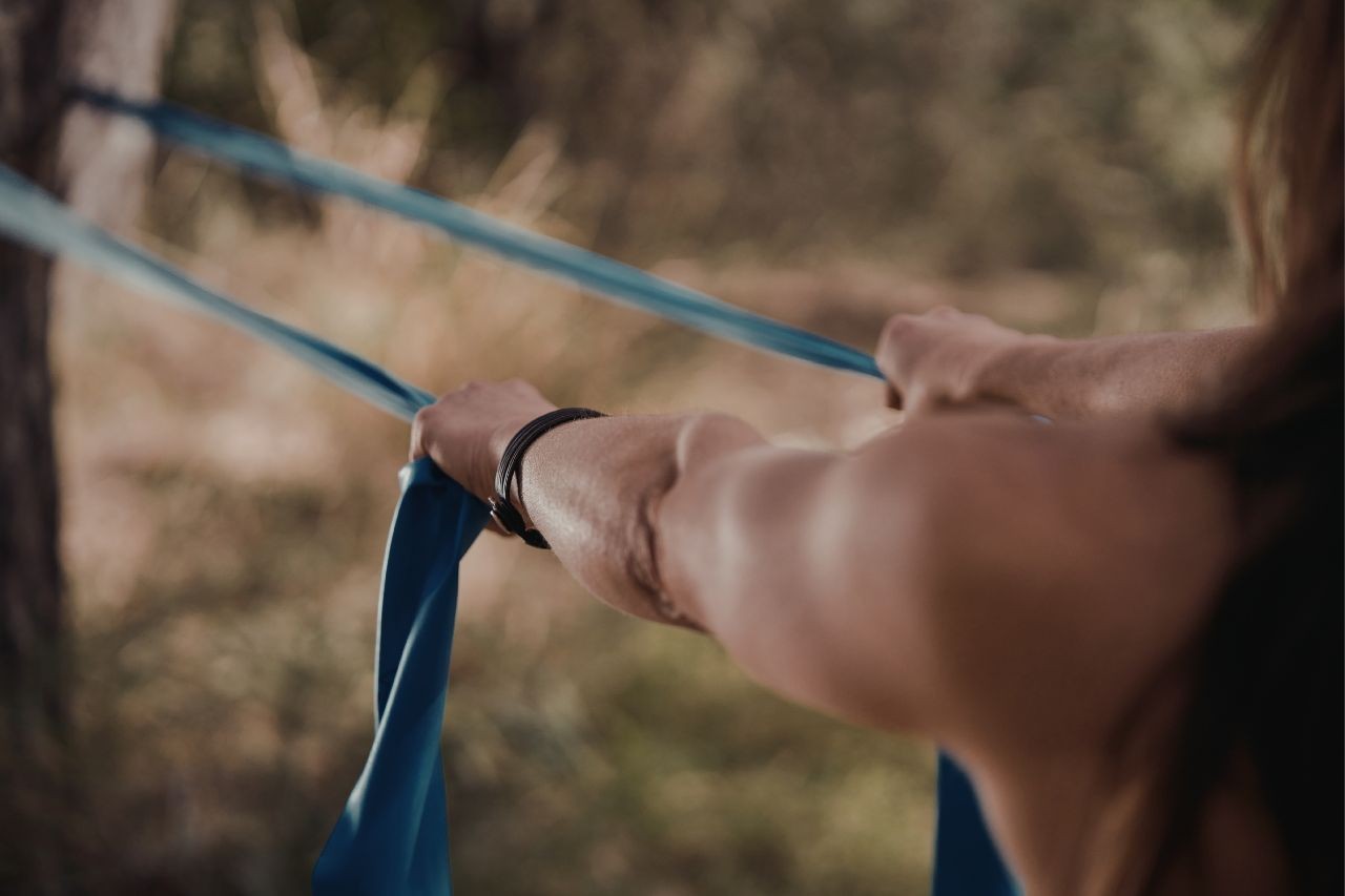 Wykorzystanie gum oporowych w treningu siły chwytu i rzutów w judo