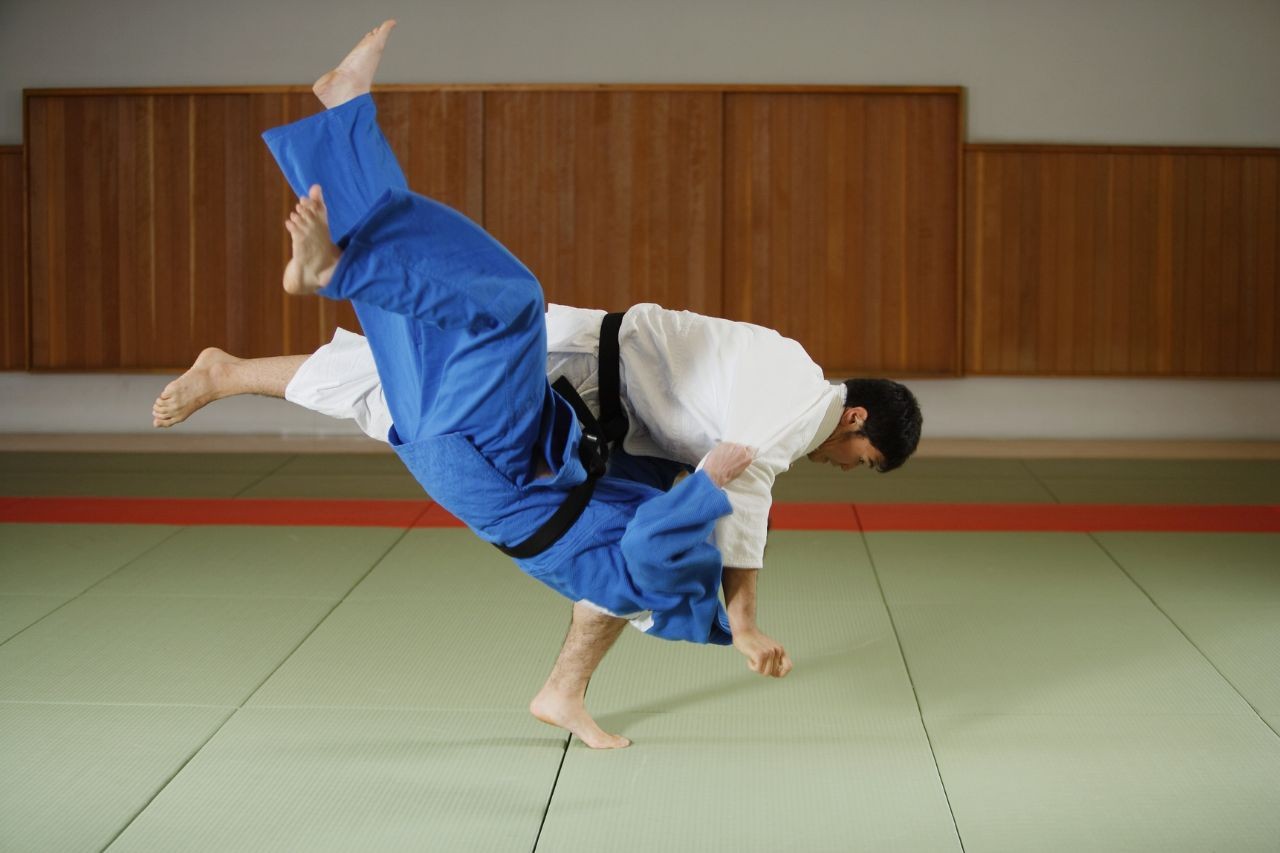 Ukemi w judo – jak nauczyć się bezpiecznie upadać i dlaczego to absolutna podstawa
